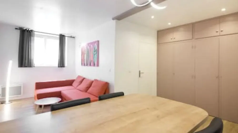 غرفة معيشة; أرضية خشبية, ضوء طبيعي, أسلوب عصري, أسقف عالية