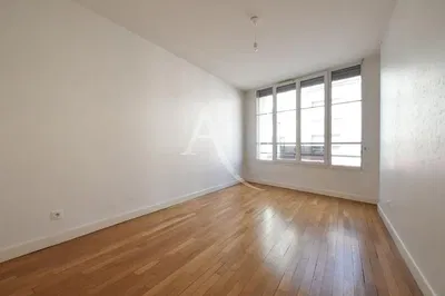 غرفة معيشة; أرضية خشبية, ضوء طبيعي, أسلوب عصري, أسقف عالية