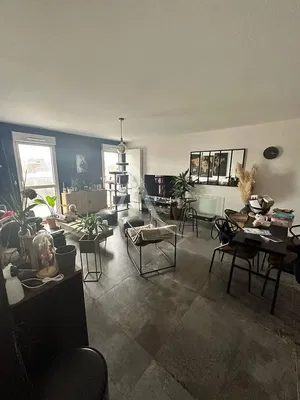 Soggiorno; pavimento in legno, luce naturale, stile moderno, soffitti alti