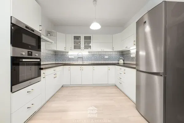 Wohnzimmer; holzboden, tageslicht, moderner stil, hohe decken