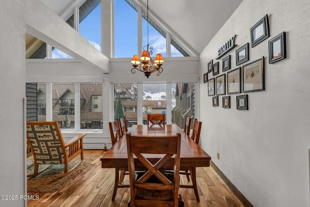 Salón; suelo de madera, luz natural, estilo moderno, techos altos