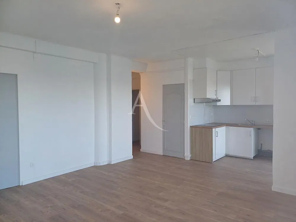 غرفة معيشة; أرضية خشبية, ضوء طبيعي, أسلوب عصري, أسقف عالية