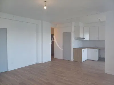 غرفة معيشة; أرضية خشبية, ضوء طبيعي, أسلوب عصري, أسقف عالية