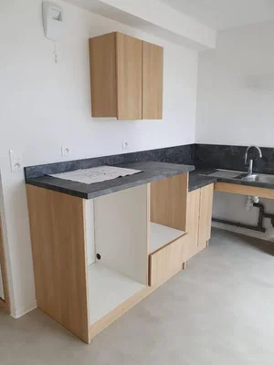 Oturma odası; ahşap zemin, doğal ışık, modern stil, yüksek tavan