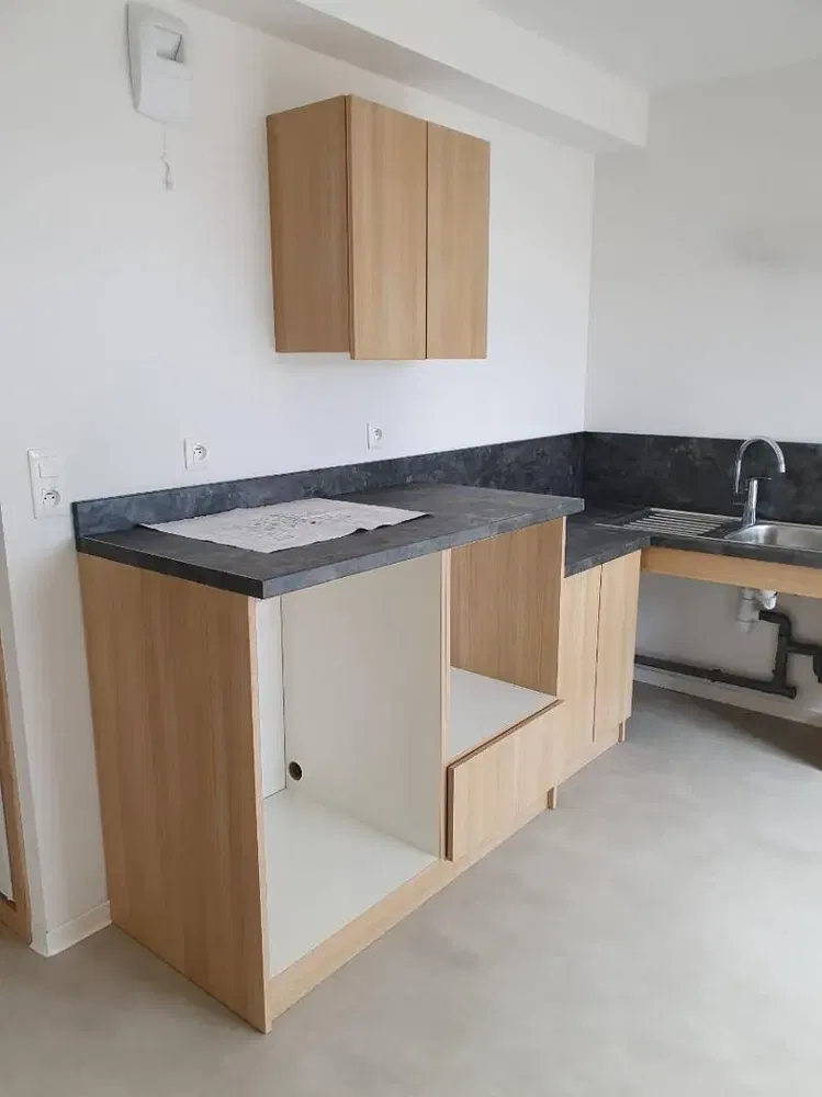 غرفة معيشة; أرضية خشبية, ضوء طبيعي, أسلوب عصري, أسقف عالية