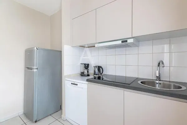 غرفة معيشة; أرضية خشبية, ضوء طبيعي, أسلوب عصري, أسقف عالية