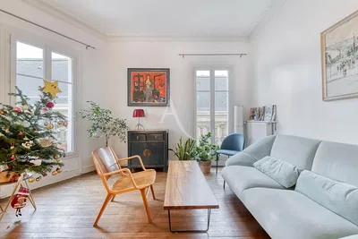 Soggiorno; pavimento in legno, luce naturale, stile moderno, soffitti alti