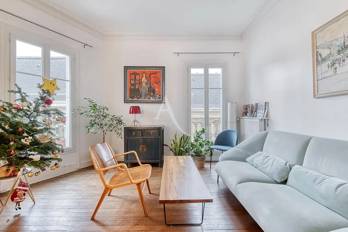 Woonkamer; houten vloer, natuurlijk licht, moderne stijl, hoge plafonds