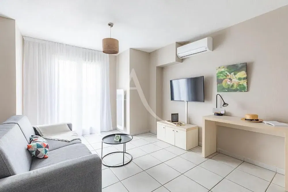 غرفة معيشة; أرضية خشبية, ضوء طبيعي, أسلوب عصري, أسقف عالية