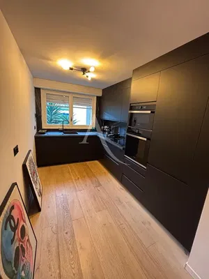 Σαλόνι; ξύλινο πάτωμα, φυσικό φως, μοντέρνο στυλ, ψηλά ταβάνια