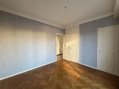 Salon; parquet, lumière naturelle, style moderne, hauteur sous plafond
