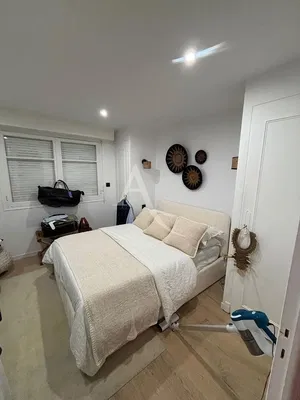 Σαλόνι; ξύλινο πάτωμα, φυσικό φως, μοντέρνο στυλ, ψηλά ταβάνια