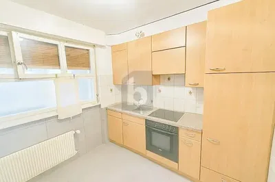 Dnevni boravak; drveni pod, prirodna svjetlost, moderan stil, visoki stropovi