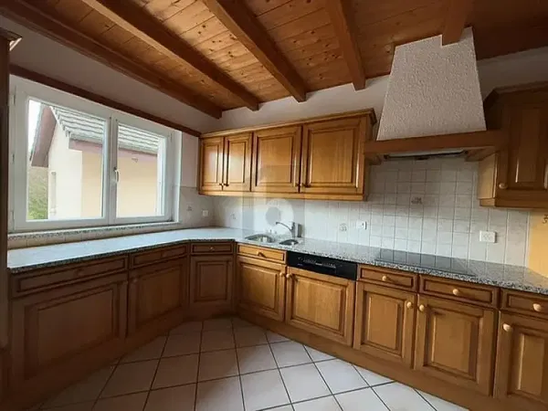 Wohnzimmer; holzboden, tageslicht, moderner stil, hohe decken