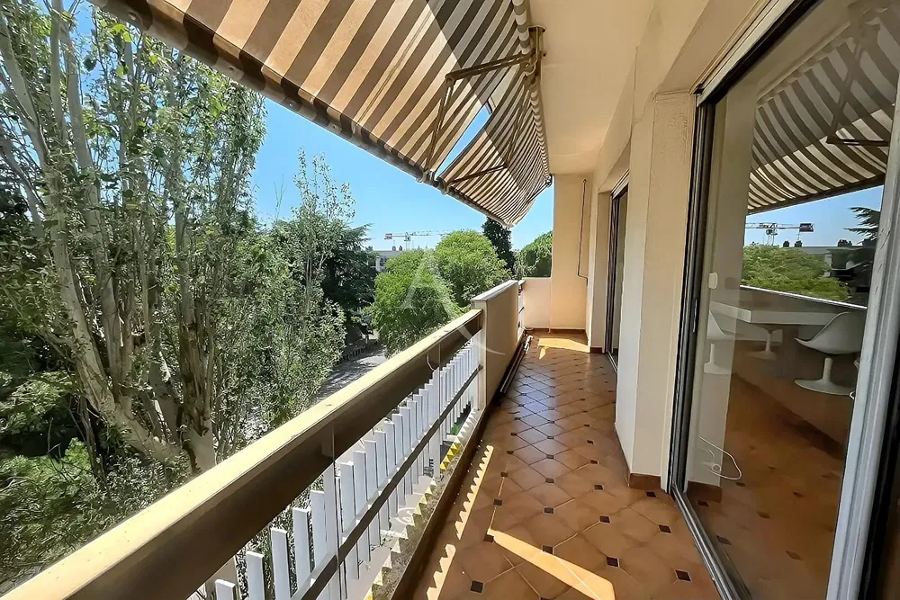 Кухиња; кухињски апарати, дрвени под, природно светло, модерни стил, реновиран