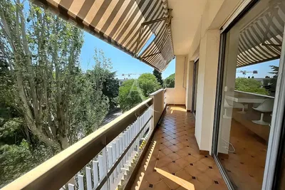 Кухиња; кухињски апарати, дрвени под, природно светло, модерни стил, реновиран