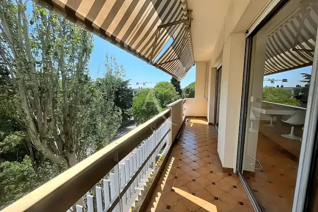 Κουζίνα; συσκευές κουζίνας, ξύλινο πάτωμα, φυσικό φως, μοντέρνο στυλ, ανακαινισμένο