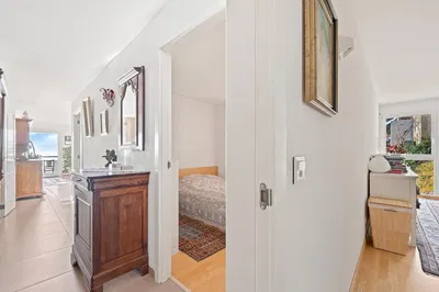 غرفة معيشة; أرضية خشبية, ضوء طبيعي, أسلوب عصري, أسقف عالية