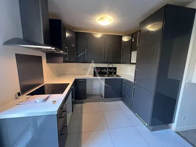 Living room; wood floor, natural light, modern style, high ceiling