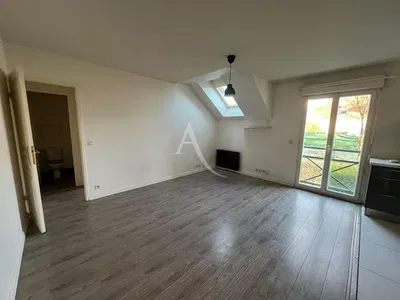 Living room; wood floor, natural light, modern style, high ceiling