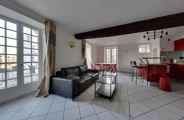 Woonkamer; houten vloer, natuurlijk licht, moderne stijl, hoge plafonds