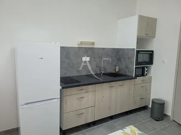 Woonkamer; houten vloer, natuurlijk licht, moderne stijl, hoge plafonds