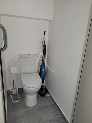 Woonkamer; houten vloer, natuurlijk licht, moderne stijl, hoge plafonds