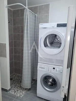 Woonkamer; houten vloer, natuurlijk licht, moderne stijl, hoge plafonds