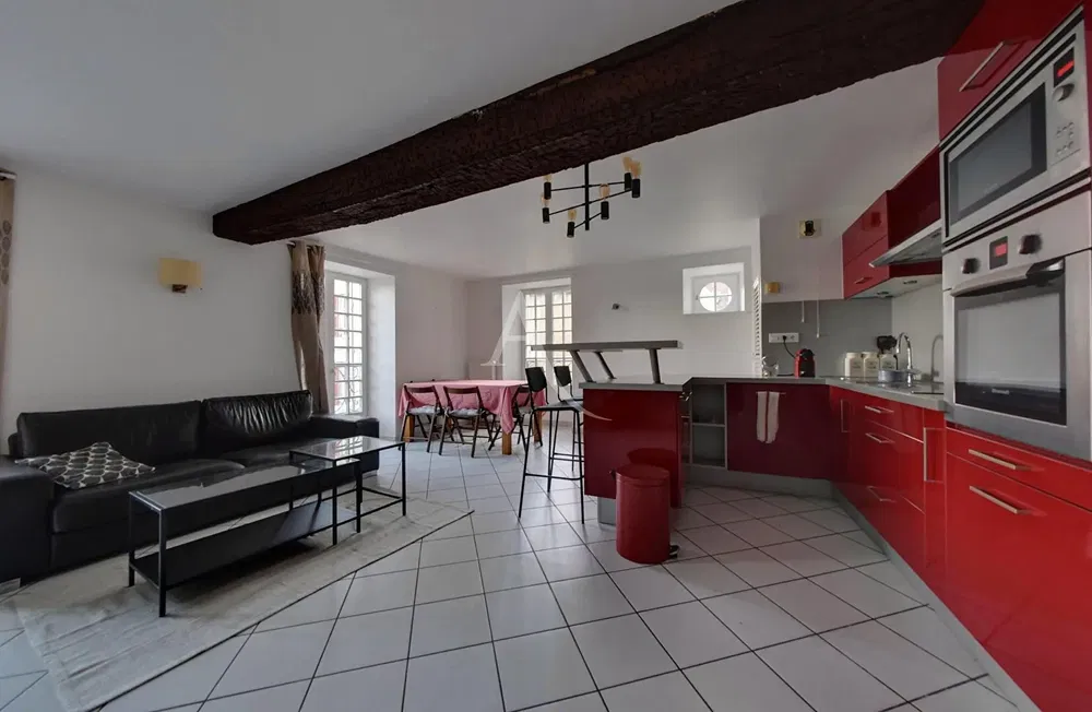 Keuken; keukenapparatuur, houten vloer, natuurlijk licht, moderne stijl, gerenoveerd