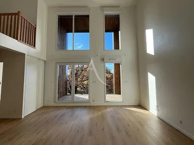 Soggiorno; pavimento in legno, luce naturale, stile moderno, soffitti alti