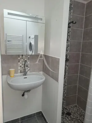 Woonkamer; houten vloer, natuurlijk licht, moderne stijl, hoge plafonds