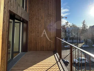 Soggiorno; pavimento in legno, luce naturale, stile moderno, soffitti alti