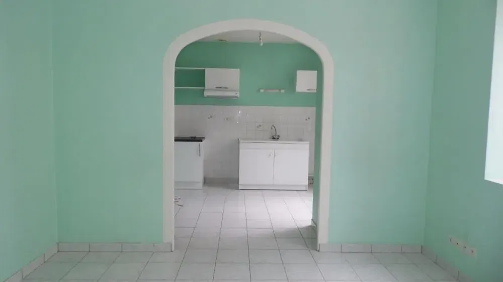 غرفة معيشة; أرضية خشبية, ضوء طبيعي, أسلوب عصري, أسقف عالية