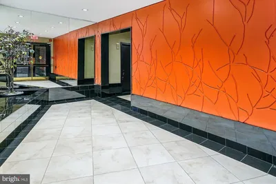 Wohnzimmer; holzboden, tageslicht, moderner stil, hohe decken