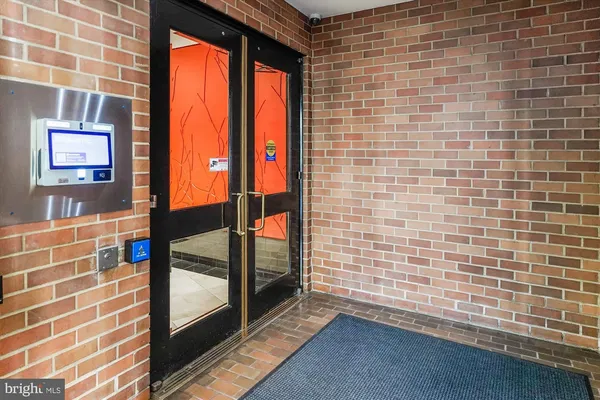 Living room; wood floor, natural light, modern style, high ceiling