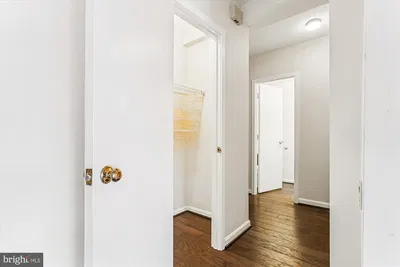 Дневна соба; дрвени под, природно светло, модерни стил, високи плафони