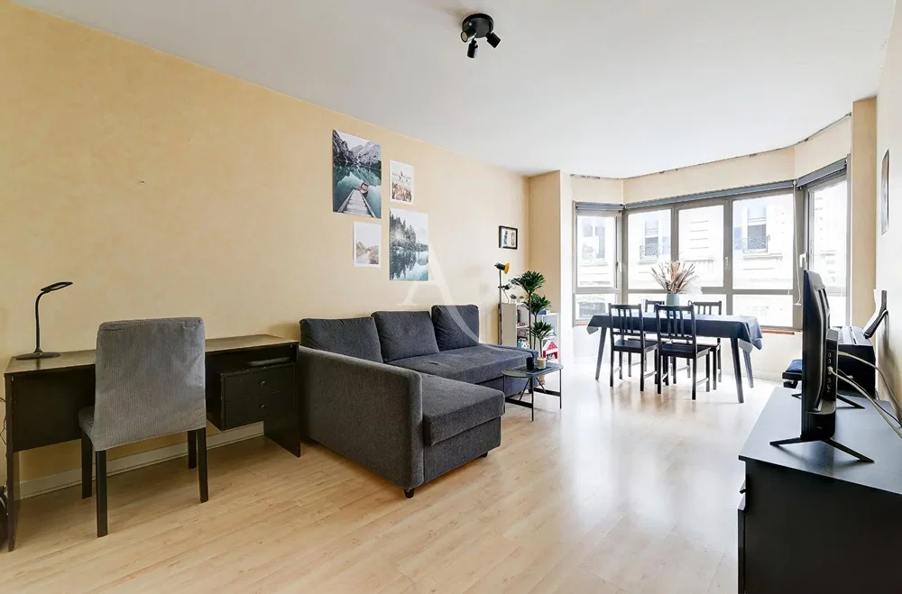 Oturma odası; ahşap zemin, doğal ışık, modern stil, yüksek tavan