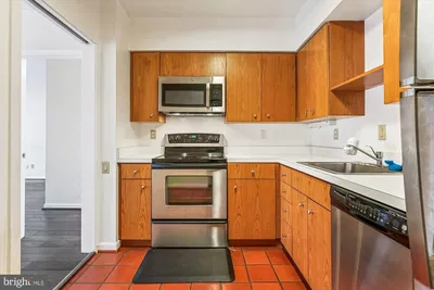 Wohnzimmer; holzboden, tageslicht, moderner stil, hohe decken