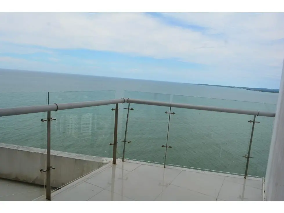 Хол; дървен под, естествена светлина, модерен стил, високи тавани