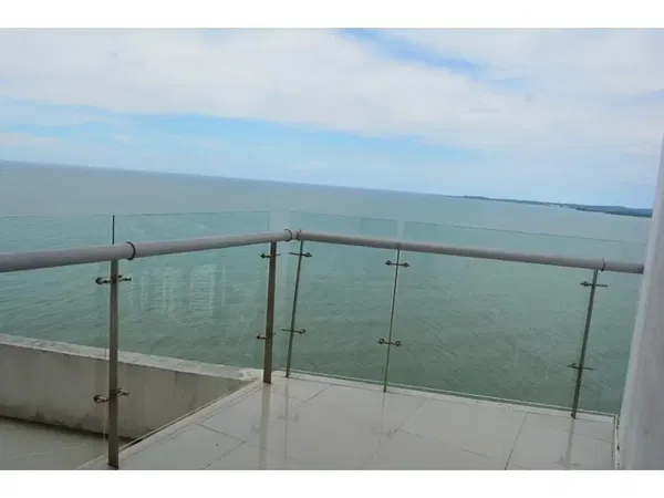 Хол; дървен под, естествена светлина, модерен стил, високи тавани