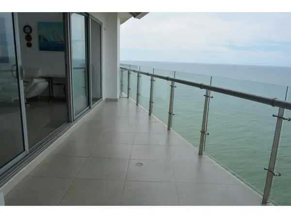 Хол; дървен под, естествена светлина, модерен стил, високи тавани