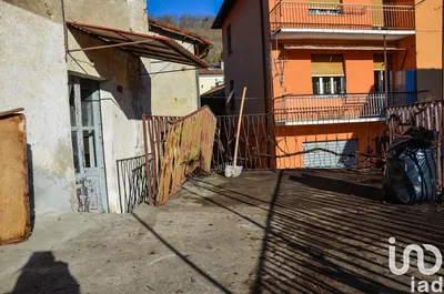 Хол; дървен под, естествена светлина, модерен стил, високи тавани