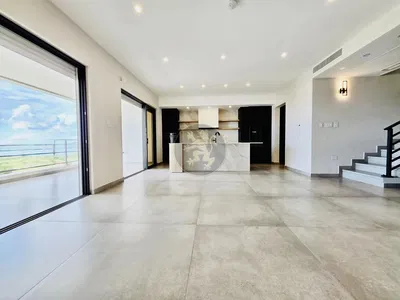 Woonkamer; houten vloer, natuurlijk licht, moderne stijl, hoge plafonds