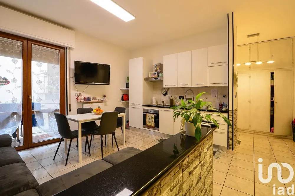 Salon; parquet, lumière naturelle, style moderne, hauteur sous plafond