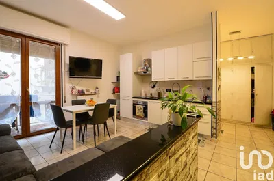 Salon; parquet, lumière naturelle, style moderne, hauteur sous plafond