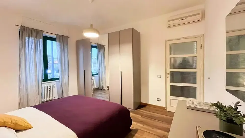 Obývací pokoj; dřevěná podlaha, přirozené světlo, moderní styl, vysoké stropy