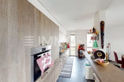 Salon; parquet, lumière naturelle, style moderne, hauteur sous plafond