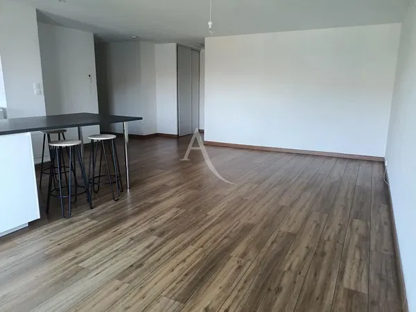 Σαλόνι; ξύλινο πάτωμα, φυσικό φως, μοντέρνο στυλ, ψηλά ταβάνια