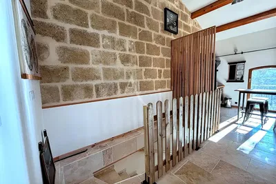 Σαλόνι; ξύλινο πάτωμα, φυσικό φως, μοντέρνο στυλ, ψηλά ταβάνια