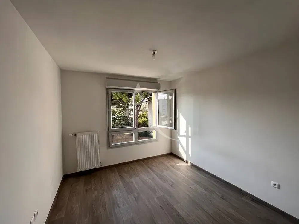 Σαλόνι; ξύλινο πάτωμα, φυσικό φως, μοντέρνο στυλ, ψηλά ταβάνια